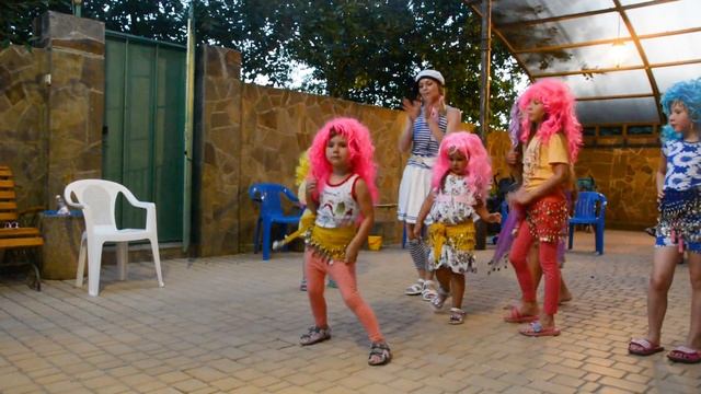 Крым - Поповка. Катя и Настя на пляжах Крыма. смотреть онлайн