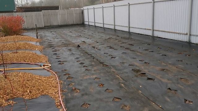 Что делать с ЧЕРНЫМ МУЛЬЧИРУЮЩИМ УКРЫВНЫМ МАТЕРИАЛОМ в конце сезона смотреть онлайн
