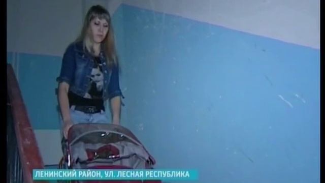 Мальчик-инвалид не гуляет на улице из-за сломанного лифта смотреть онлайн