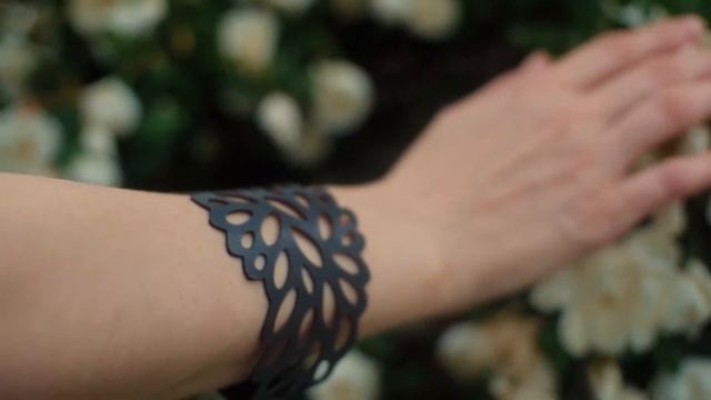 Как носить дизайнерские украшения из нетрадиционных материалов. Браслеты из натуральной кожи. смотреть онлайн