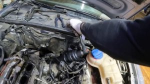 Ауди А6 С6 3.2 замена помпы-термостата.