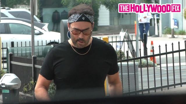Jeremy Piven Steps Out For An Early Morning Solo Coffee Run In West Hollywood 10.6.20 смотреть онлайн