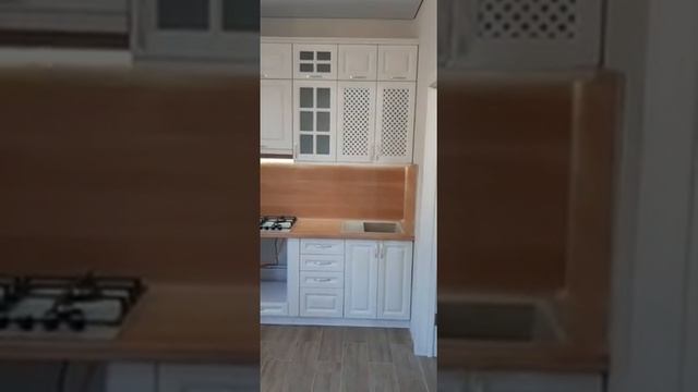 Белая кухня с фрезеровкой под заказ. Духовая и варочная панель в подарок смотреть онлайн