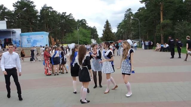 Выпускники пляшут на последнем звонке. Челябинск 2014 смотреть онлайн