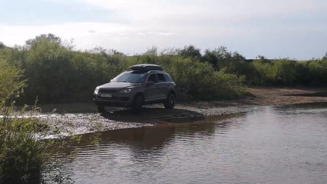 VW Touareg NF, проезд по песку, через брод. смотреть онлайн