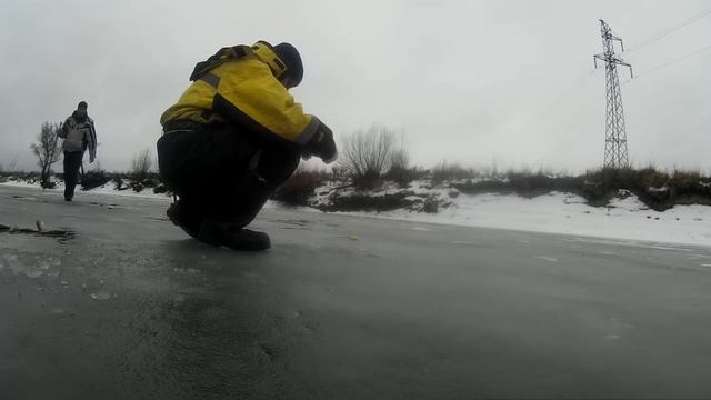 ЗИМНЯЯ РЫБАЛКА НА ОКУНЯ/ ЛОВЛЯ НА БЕЗМОТЫЛКУ смотреть онлайн