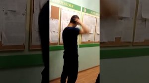Парню упал кирпич на голову в детстве