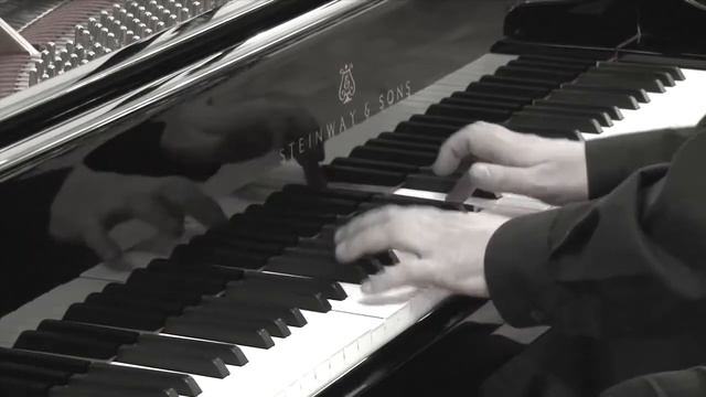 Mozart. Klaviersonate F-dur, KV 332. III  Allegro Assai - Mikhail Kollontay (piano)