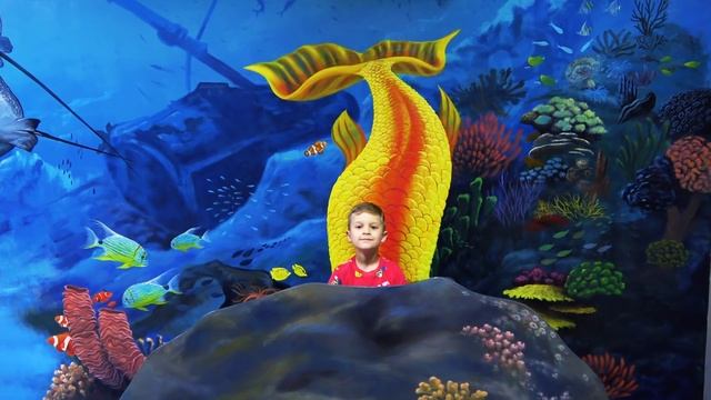 Roma and Diana have fun day in the Museum смотреть онлайн