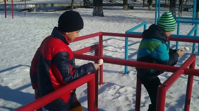 На что готовы люди за деньги / Дали по яичку смотреть онлайн