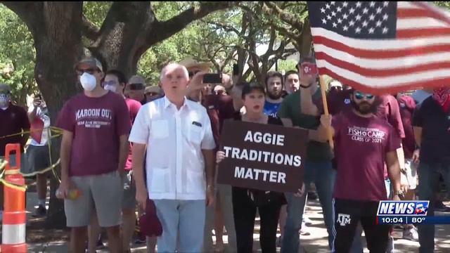 Hundreds protest for, against keeping Sully statue on Texas A&M campus смотреть онлайн