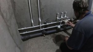 УТОПИЛ ТРУБЫ В СТЕНУ