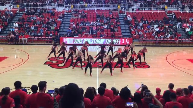 St. John's University Dance Team-TipOff 2015 смотреть онлайн