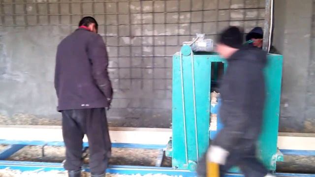 Двустороннее строгание бруса на станке смотреть онлайн