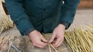 Раскалывание ивового прута на две части