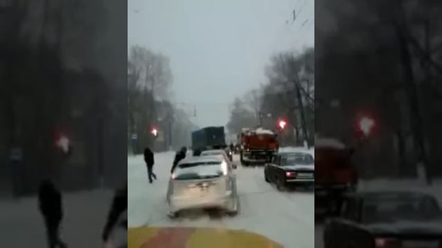 Тверь. 30.11.2012. Пробка из за прошедшего снегопада смотреть онлайн