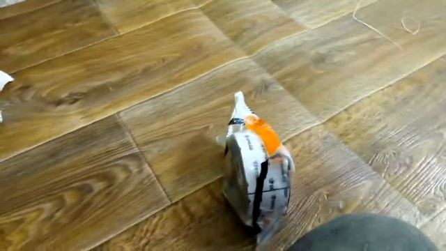 Правильное соединение двух кусков линолеума. Склеиваю стык холодной сваркой и двухсторонним скотчем смотреть онлайн