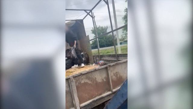 В Орске трое мужчин выгружают машину мусора в бак смотреть онлайн