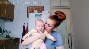 мама Лёши показывает свою дочь.