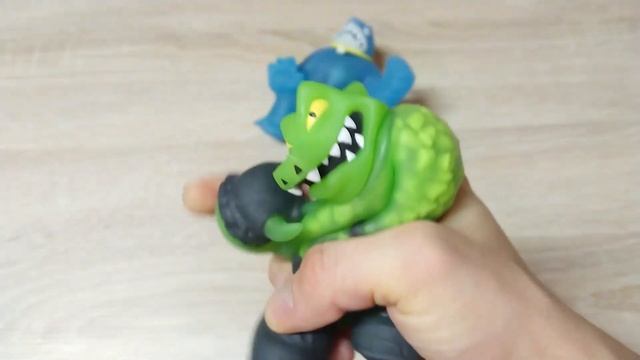 Видео обзор на два набора тянущихся героев Goo Jit Zu | Tygor Vs Viper и Thrash Vs Rockjaw смотреть онлайн