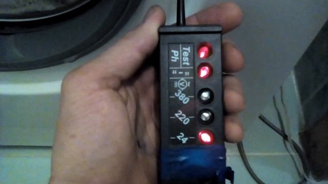 Лайфхак.... Если бьется током бытовой прибор. Смени полярность вилки или заземли. смотреть онлайн