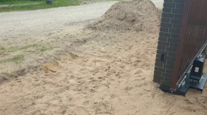 Столбы забора из ПИКС панелей с калиткой и откатными воротами.