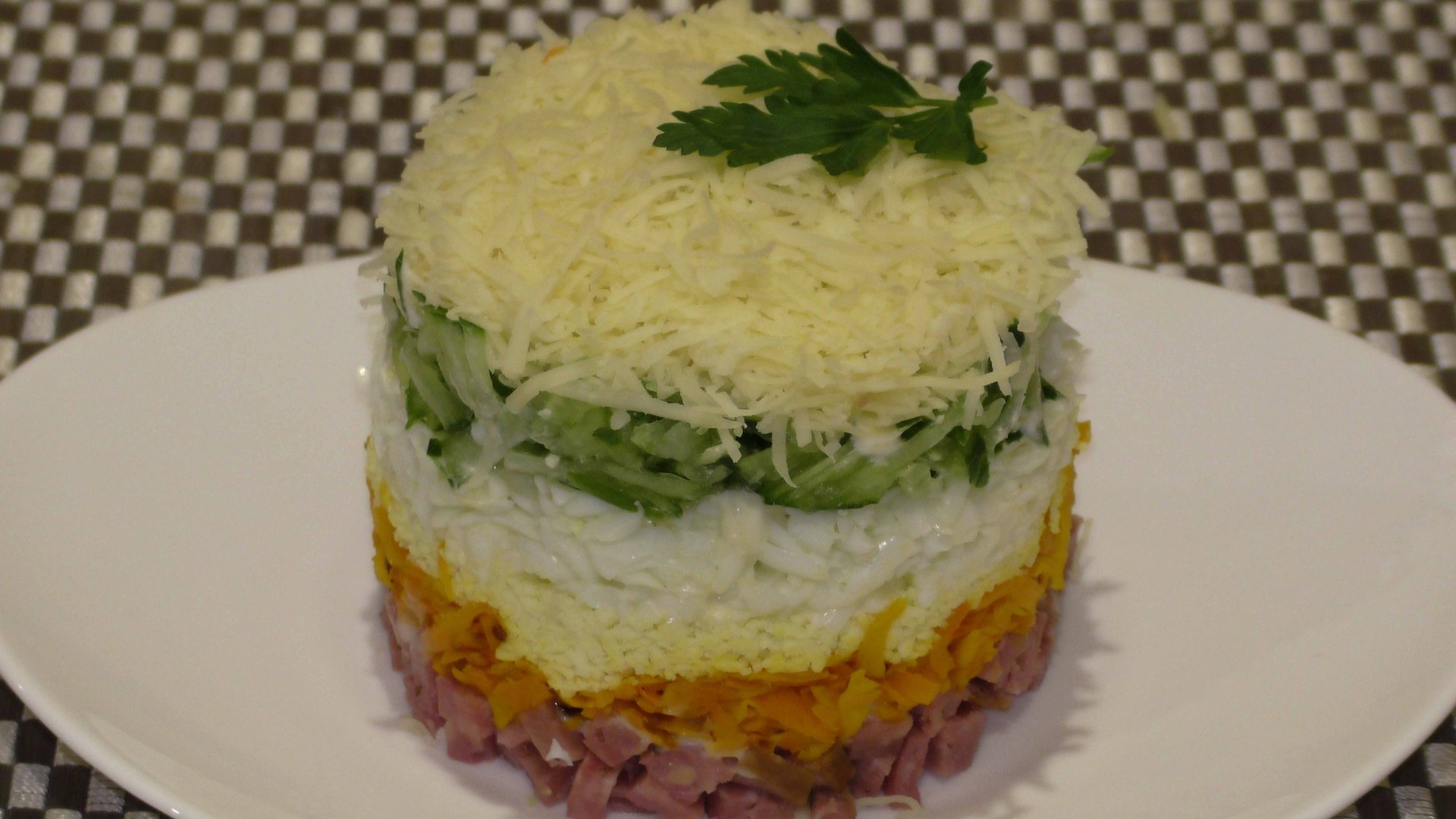 Слоеный салат со свежим огурчиком и колбасой. Вкусный и сытный салат из простых продуктов. смотреть онлайн