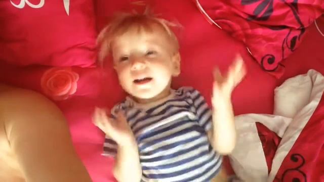 Ребенок (1 год и 9 месяцев) наложил музыку на видео и выложил в Youtube