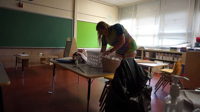 CLASSROOM PACKUP DAY 2 & EMOTIONAL CLASS MEETING || First Year Teacher Vlog смотреть онлайн