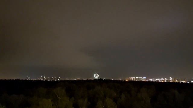 Ночное искусство в небе над Москвой ⚡️Молнию с салютом отправил нам подписчик смотреть онлайн