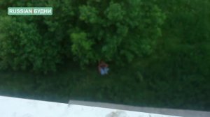 Девочки учатся целоваться в кустах