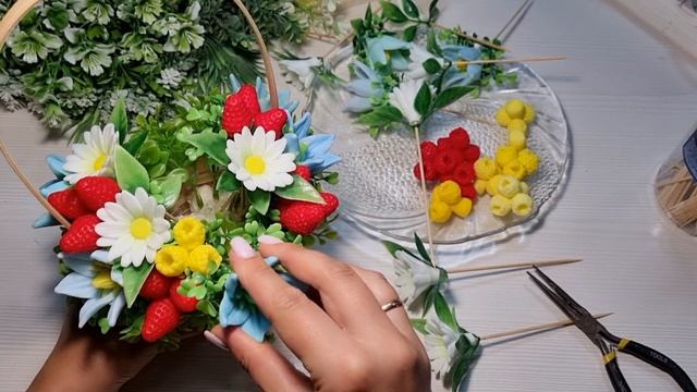 Букет из ромашки, клематиса, малины и клубники от Felis mold в корзине. Мыловарение смотреть онлайн