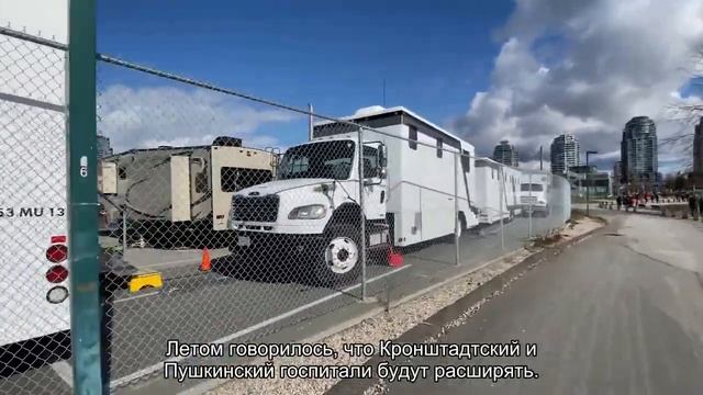 В Пушкинском военном госпитале пациентов кладут в процедурные кабинеты, в ВМА — на двухъярусные смотреть онлайн