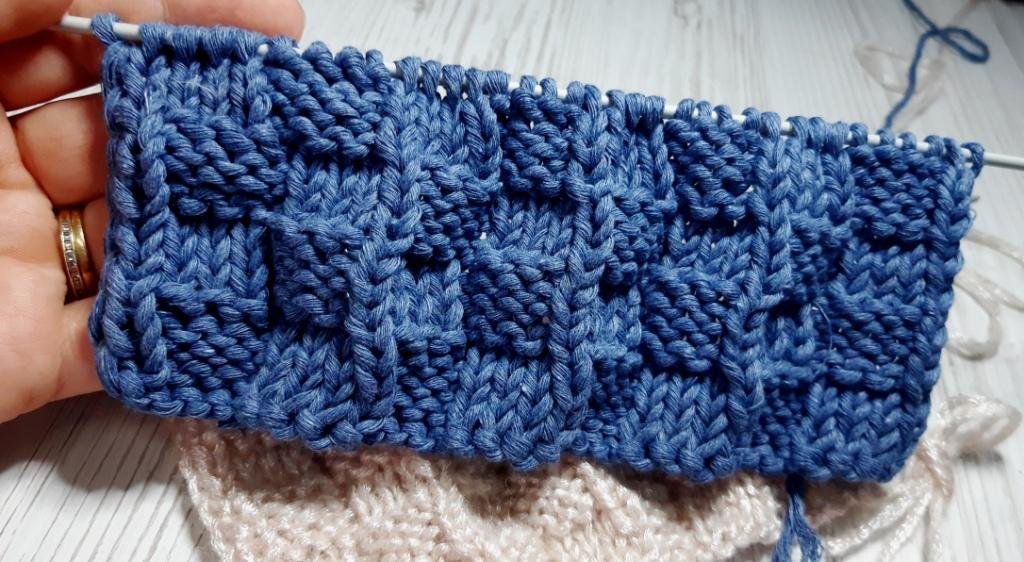 3Д узор спицами "Шахматки со смещением". Простой способ. смотреть онлайн