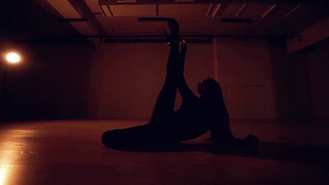 I SEE RED / FRAME UP STRIP / JULIA GOGINA смотреть онлайн