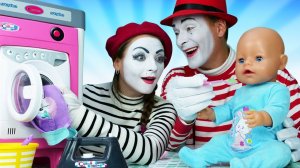 Игры с БЕБИ БОН - стираем вещи малышки. Весёлые игры дочки матери Как Мама для девочек с Baby Born