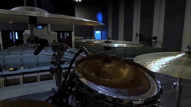 Расположение микрофонов на барабанах на концертах и в студии. Drums Mic Placement смотреть онлайн