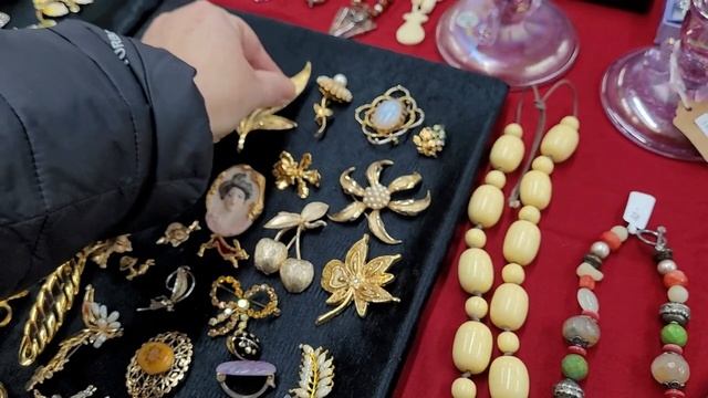 Блошиный рынок Ванкувера. Винтажная бижутерия, английский фарфор. смотреть онлайн