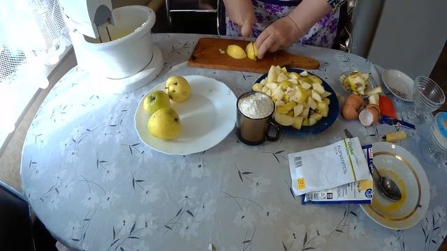 Шарлотка с яблоками в духовке - классический рецепт . Пальчики оближешь смотреть онлайн