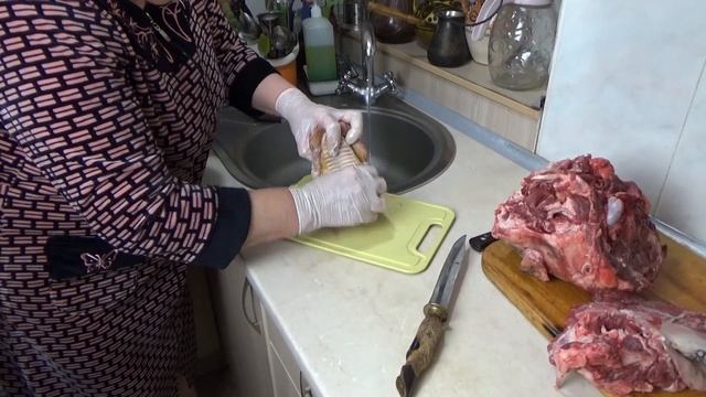 Как бысро обвалять СВИНУЮ ГОЛОВУ. Что можно приготовить из свиной головы. смотреть онлайн