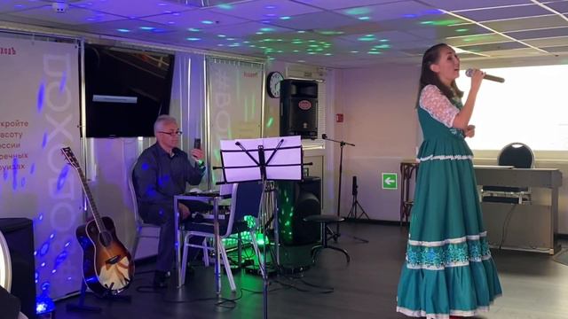 Город влюбленных людей. Поёт Ирина Чадова смотреть онлайн