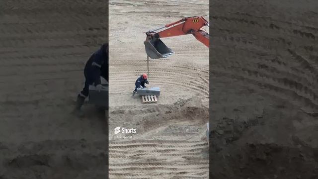 Убирают старый поребрик #Shorts смотреть онлайн