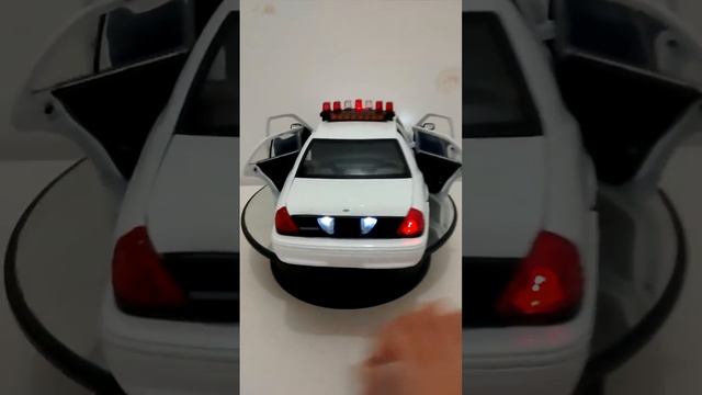 Ford Crown Victoria Interceptor 1/18 Light and Sound Greenlight смотреть онлайн