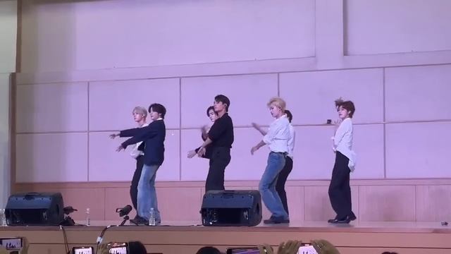 Bite Me choreo without the backup dancers (probably bite me concert version too TT) смотреть онлайн