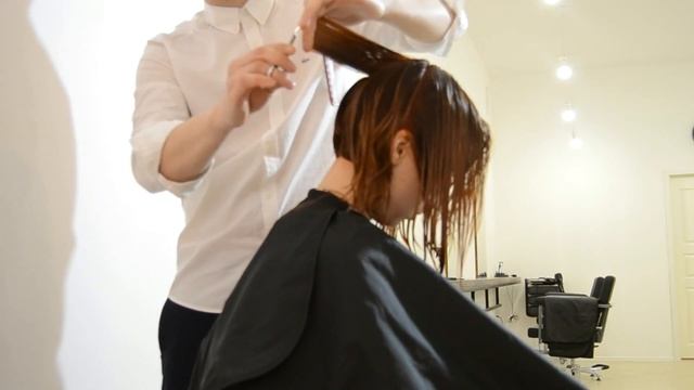 Как стричь или треугольные слои на средней длине "каре" смотреть онлайн