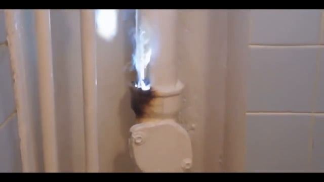 Неожиданность в туалете смотреть онлайн