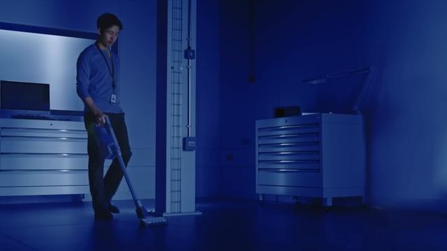 James Dyson unveils Dyson's most powerful cordless vacuum with HEPA filtration смотреть онлайн