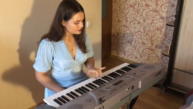 Девушка красиво поет милым голосом играя на синтезаторе Незабудку смотреть онлайн