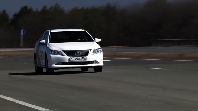 Тест-драйв Toyota Camry против Skoda Superb. Сравнение "больших"! смотреть онлайн