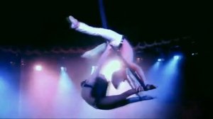 очень красивая воздушная гимнастка поднимает партнера